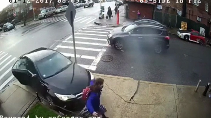 Video: Adolescente es atropellada por conductor que sufre infarto