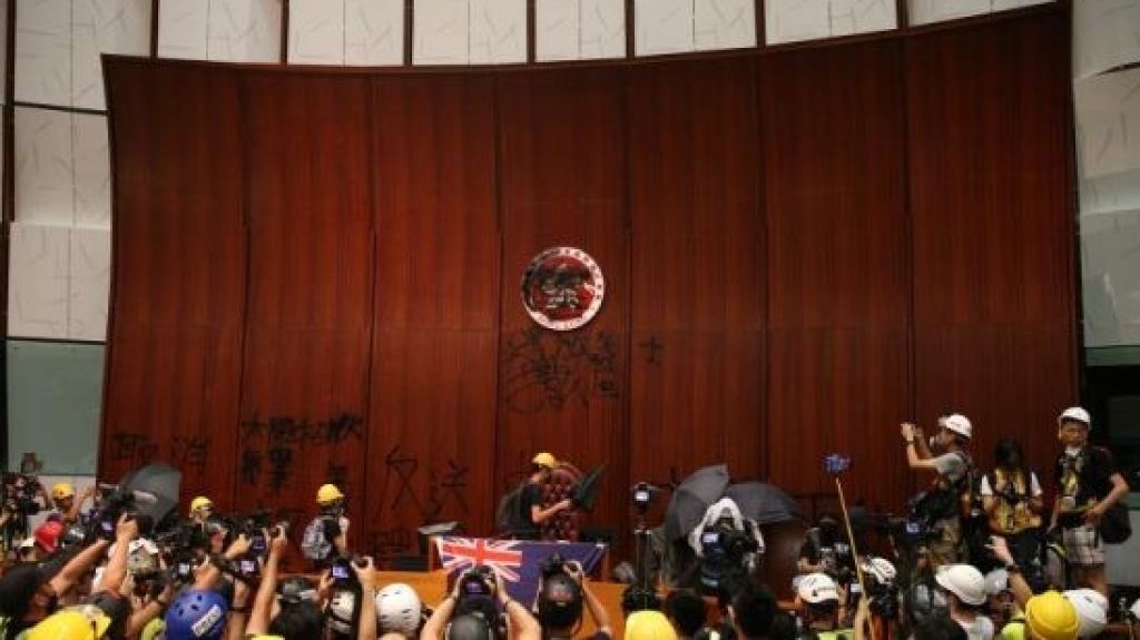  Vea video: Manifestantes entran en sede del Parlamento de Hong Kong tras derribar puerta 