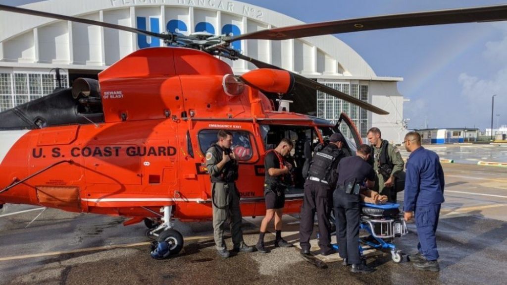  Guardia Costera rescata a hombre herido en rocas de playa Domes de Rincón 