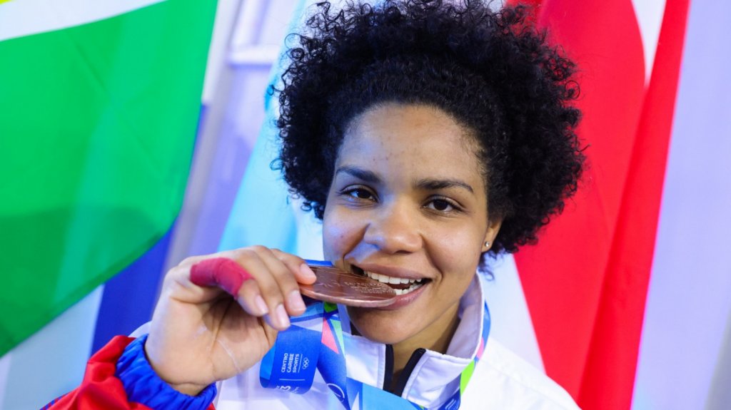  Kidaisha López alzada de bronce en levantamiento de pesas 