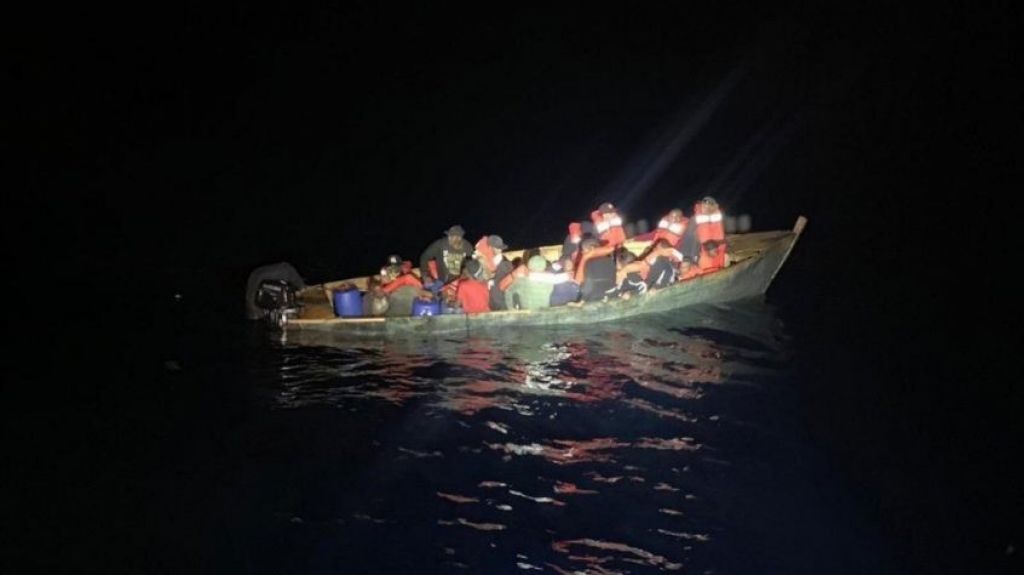  Polic&iacute;a interviene con un grupo de indocumentados en la costa frente a Cabo Rojo 