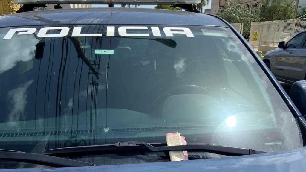  Polic&iacute;a Municipal de Arecibo reparte &ldquo;boletos de cortes&iacute;a&rdquo; a patrullas estatales por estacionarse donde no deben 