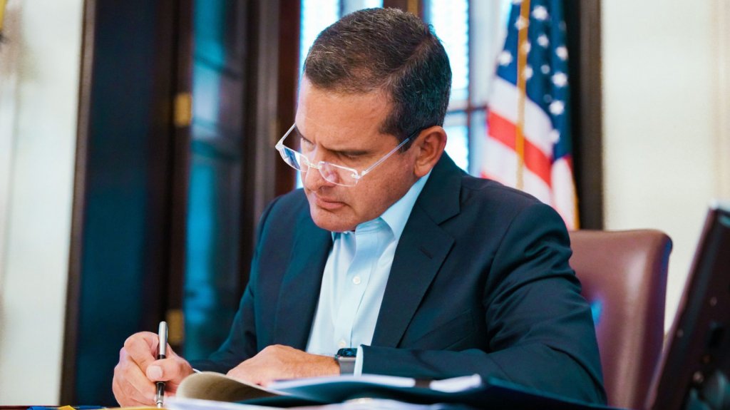  Gobernador convierte en ley trece medidas legislativas 