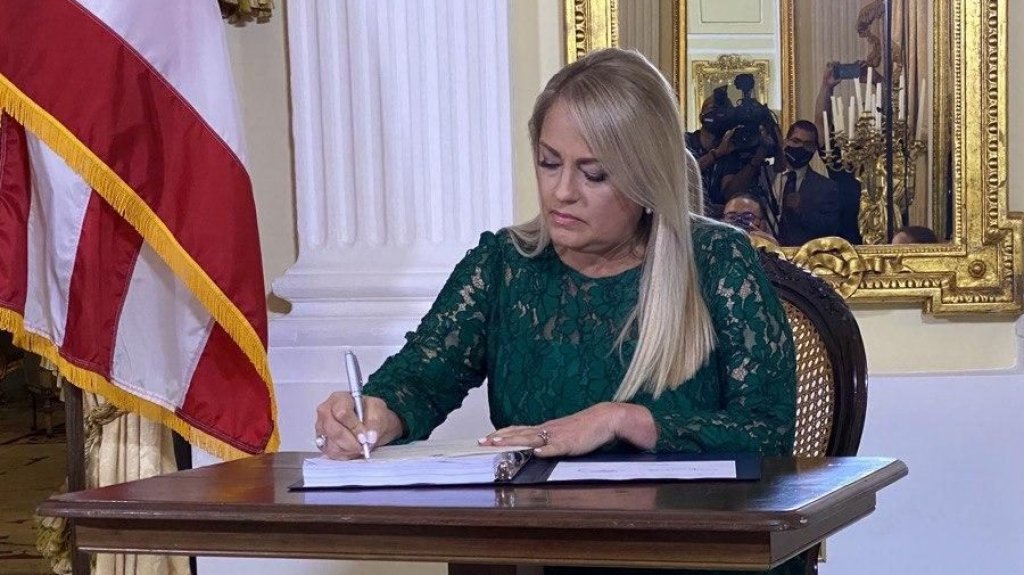  Gobernadora firma medidas que enmiendan la Ley de Reforma Educativa 