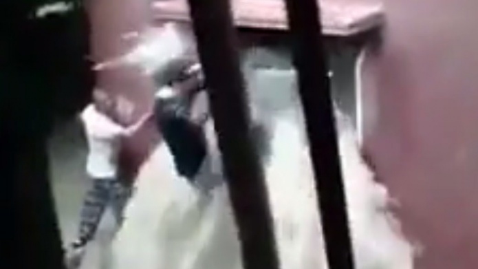 Video:Un jordano se convierte en "superhÃ©roe" al rescatar a seis niÃ±os de una casa inundada