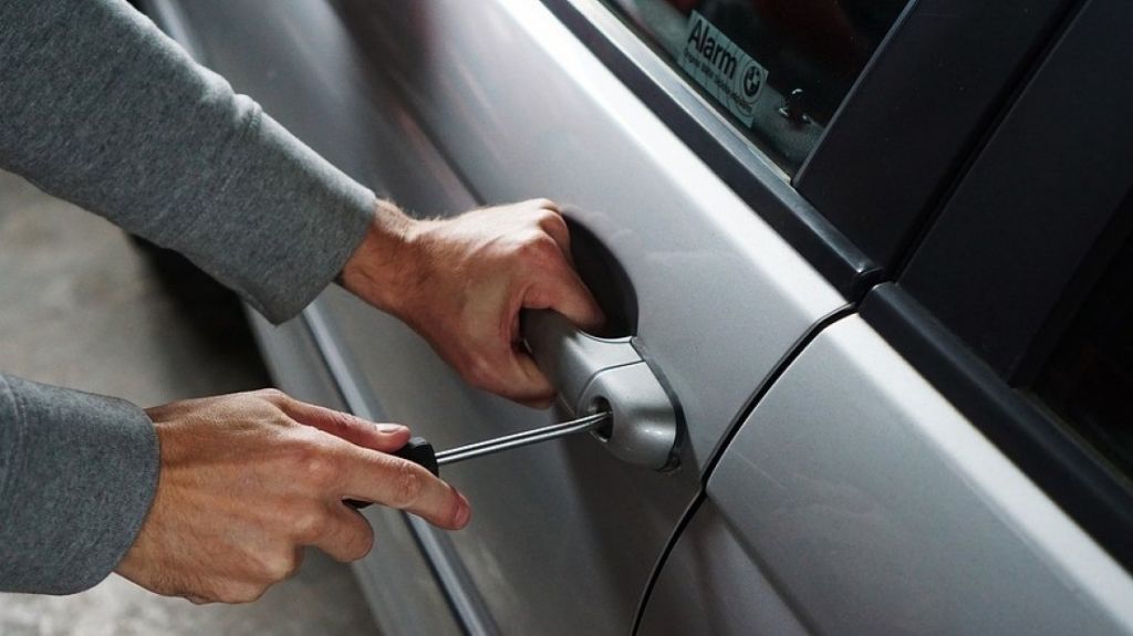  Deja las llaves dentro del auto en gasolinera y se lo roban en Caimito 