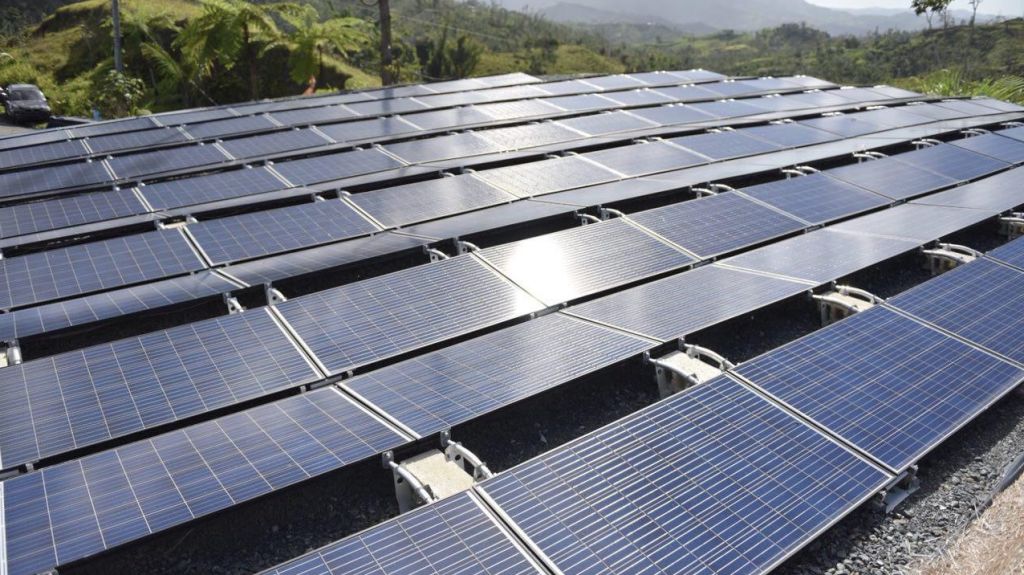  Rossell&oacute; Nevares inspecciona junto a Tesla microrred comunitaria en Las Piedras 