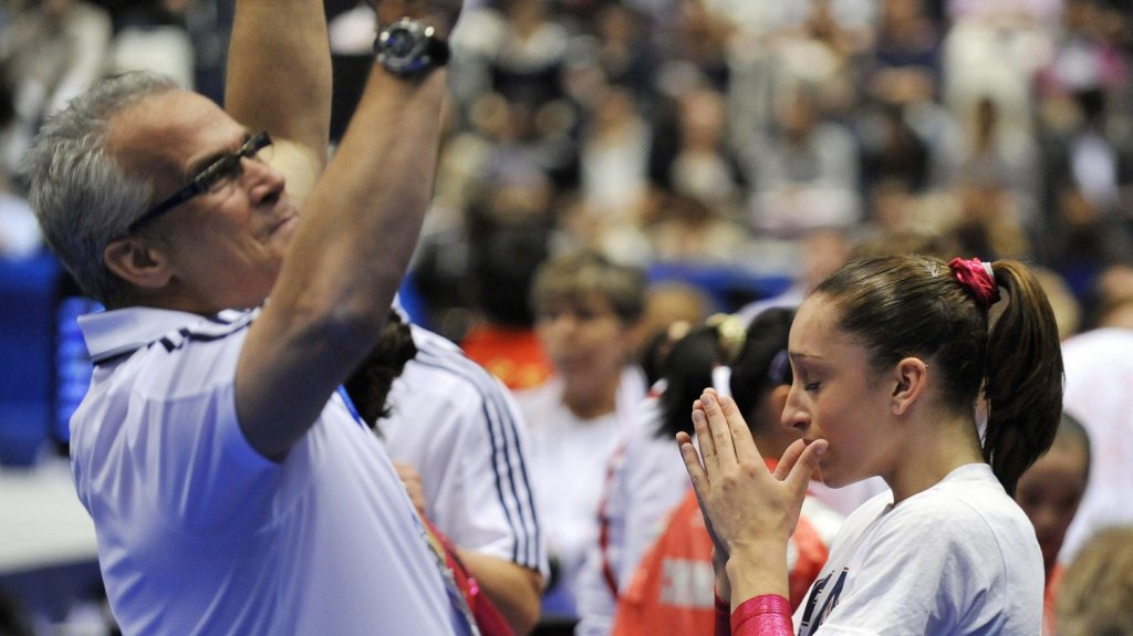  Raisman apoya a las v&iacute;ctimas de Geddert y exige una investigaci&oacute;n independiente 