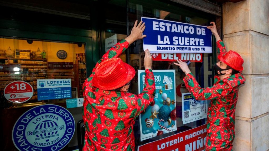  Encontró un sobre con dinero y lo devolvió; días después ganó la lotería 