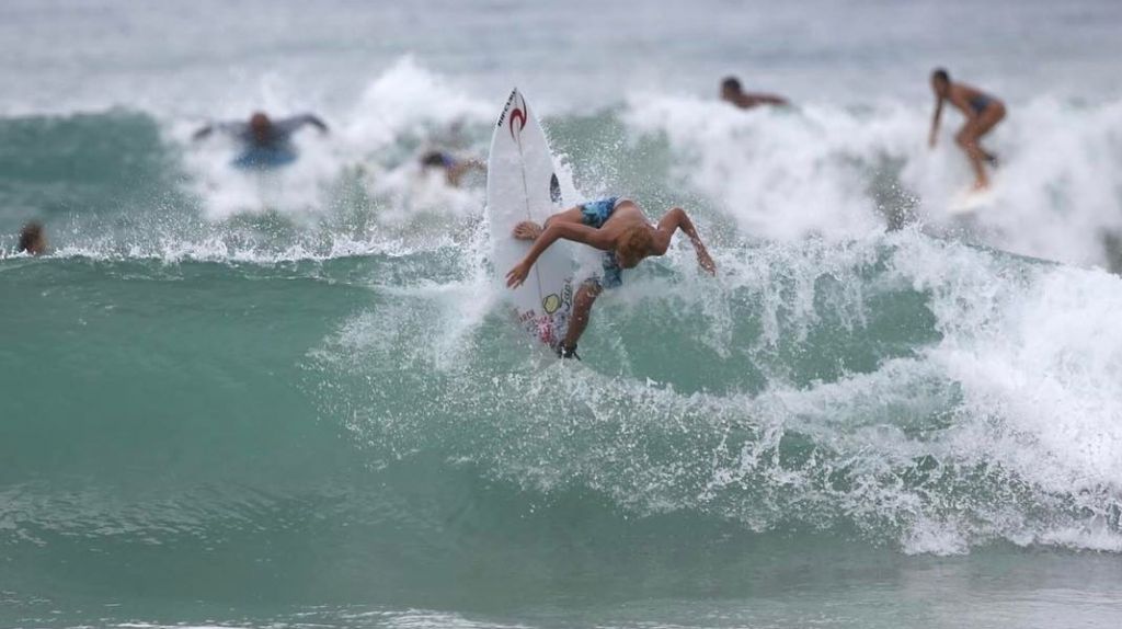  &ldquo;Surfers&rdquo; aprovechan olas de Karen en Guayama 