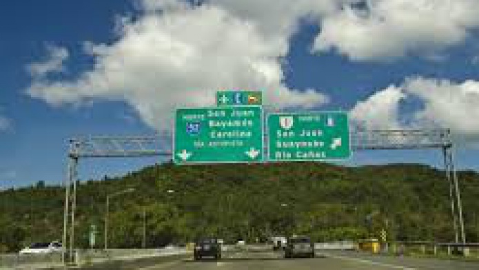 CIERRE DE CARRIL DEBIDO A ROTURA DE TUBO DE AAA EN LA AUTOPISTA PR-52 EN BARRIO BAIROA DE CAGUAS