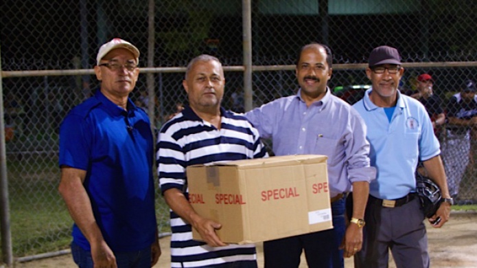 Senador RuÃ­z Nieves colabora con torneo de softbol en PeÃ±uelas