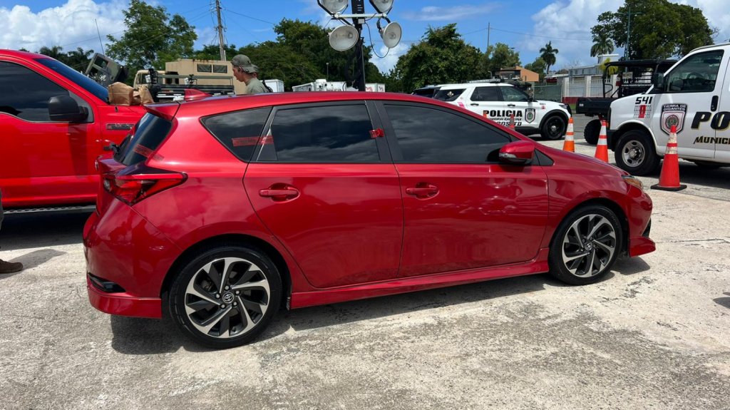  Fotos: Vieron a los municipales de Carolina, echaron a correr y dejaron los carros con un rifle y pistolas 