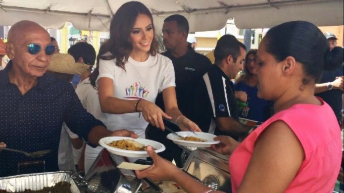 Miss Puerto Rico Universe Brenda JimÃ©nez le sirve comida a deambulantes y personas necesitadas