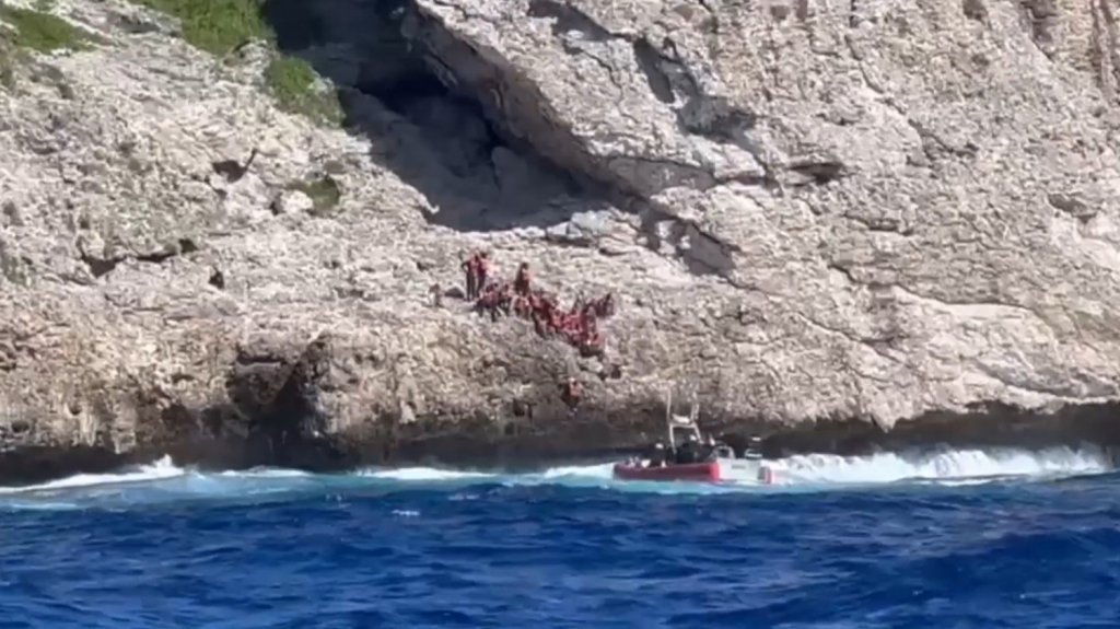  Guardia Costera rescata a 34 haitianos abandonados por contrabandistas en Monito 