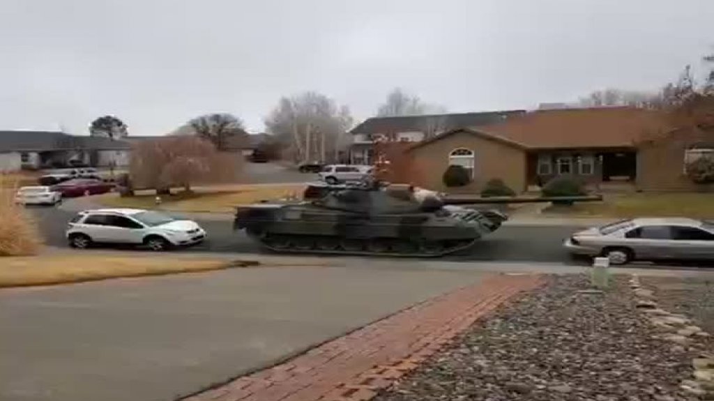  Video: Hombre con un “Tanque de Guerra” destruye los autos de sus vecinos 