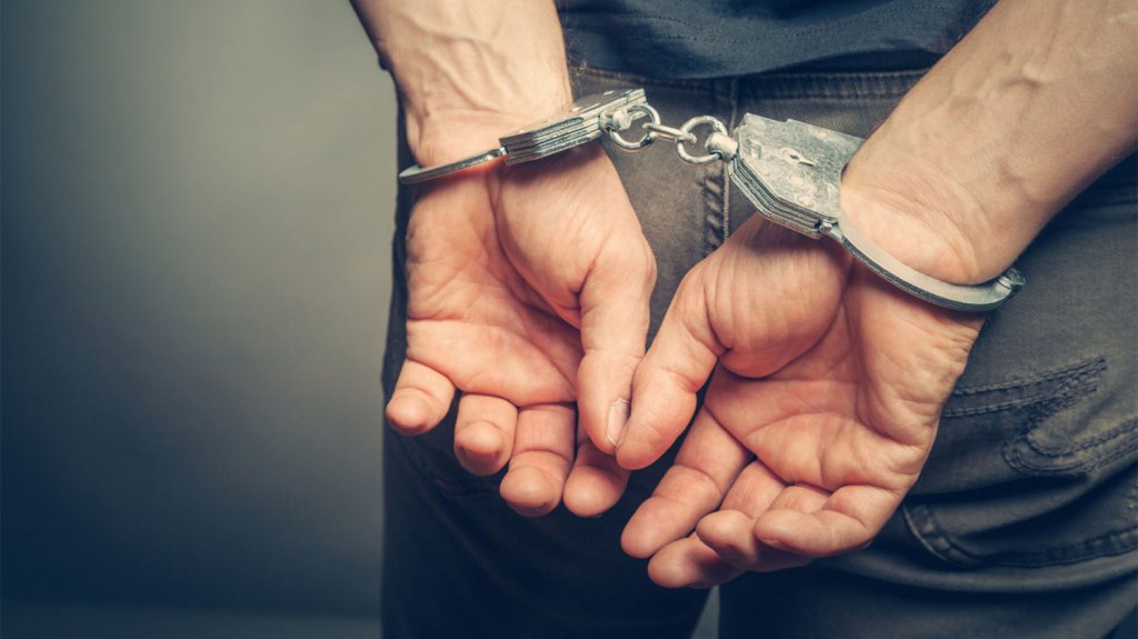  Arrestan a dos personas en posesi&oacute;n de un veh&iacute;culo hurtado mediante carjacking 