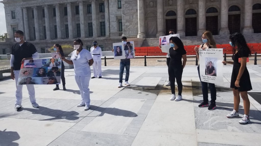  Profesionales de Enfermer&iacute;a se manifiestan ante muertes de enfermeras por COVID-19 