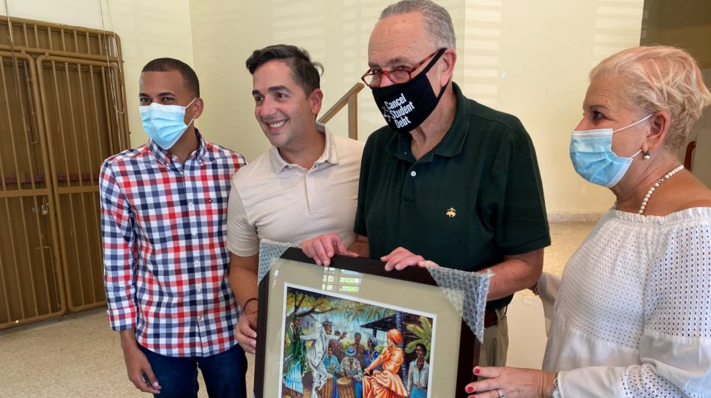  Schumer, l&iacute;der dem&oacute;crata en el Senado federal, visita Lo&iacute;za para informar sobre la asignaci&oacute;n de fondos de vivienda 