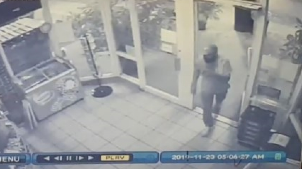  Buscan &ldquo;caco&rdquo; que qued&oacute; grabado robando gasolinera en Guaynabo 