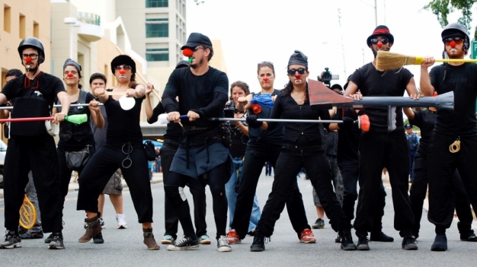 Reactivan por la jornada de protesta la "Unidad de Operaciones TÃ¡cticas de los Payasos de la PolicÃ­a"