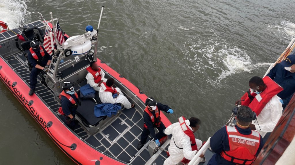 Guardia Costera repatria a 13 de 14 inmigrantes aSanto Domingo,Rep&uacute;blica Dominicana 