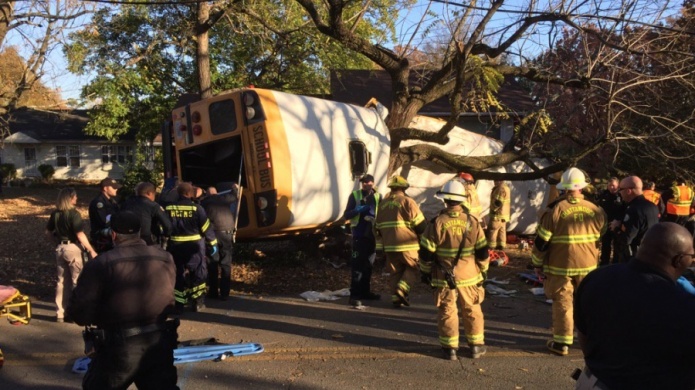 Accidente de un autobÃºs escolar deja varios muertos en Tennessee (fotos)