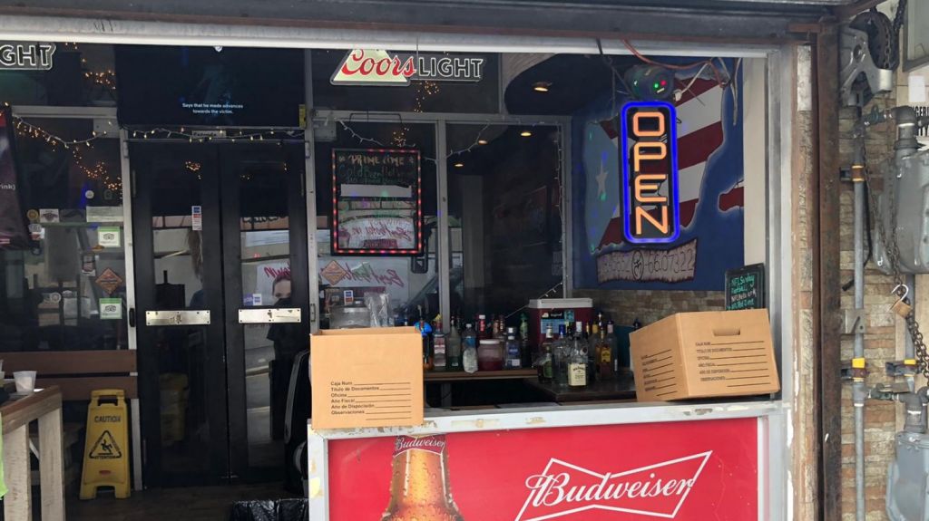  Suspenden primera licencia de bebidas alcoh&oacute;licas a negocio que "Viol&oacute;" Orden de Toque de Queda 