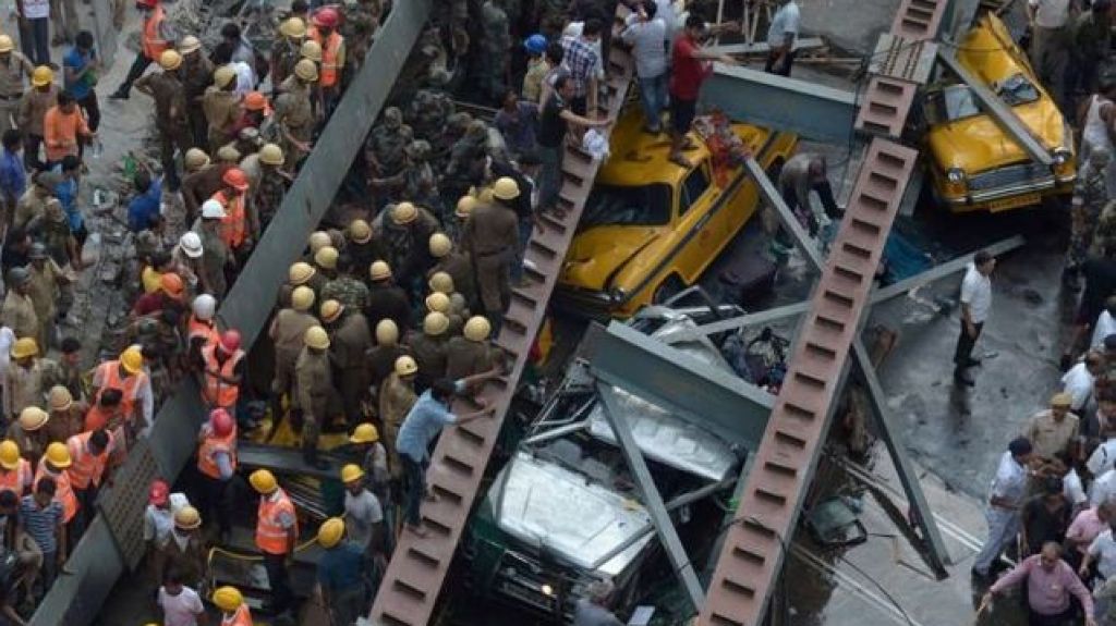  Vea video: Aumentan a un muerto y 30 heridos las v&iacute;ctimas en derrumbe de puente en India 