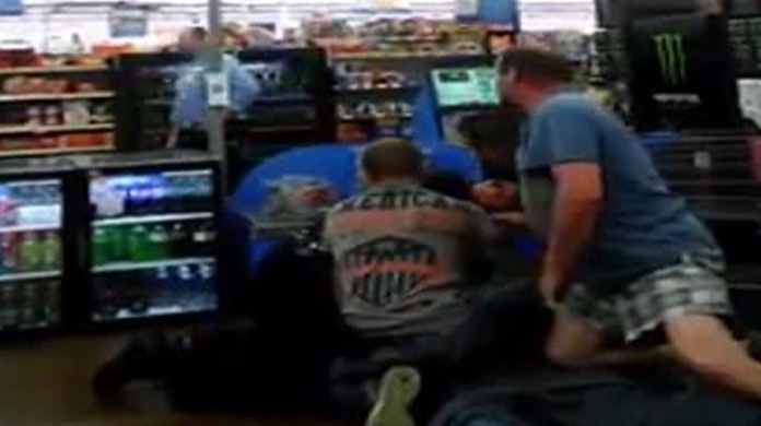 Video: Clientes de tienda Walmart en Estados Unidos ayudan a un policÃ­a arrestar a un hombre  