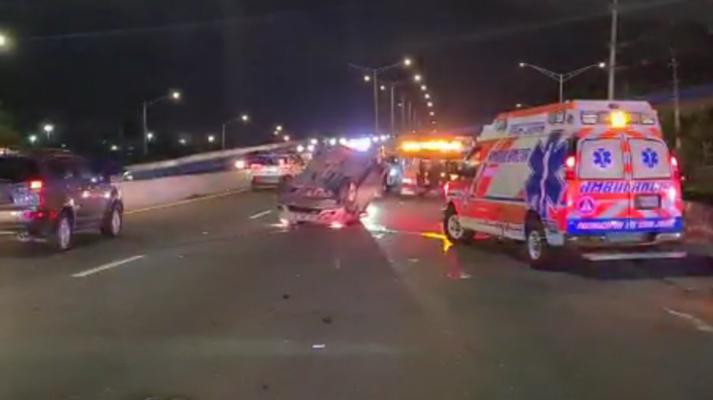  Video: Se registra accidente con auto volcado en al Kennedy 