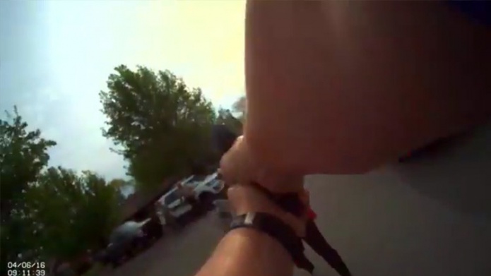 Video: Un policÃ­a mata a mujer armada con un hacha vikinga