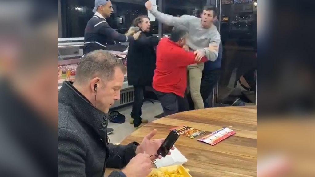  VIDEO: Un hombre come tranquilamente en medio de una gran pelea y se convierte en meme 