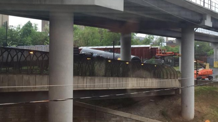 EE.UU.: Un tren de carga descarrila y derrama materiales peligrosos