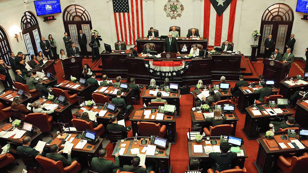  Senado difunde salario de empleados luego de determinaci&oacute;n judicial: el sueldo m&aacute;s alto es el del presidente Rivera Schatz, m&aacute;s de 9,000 d&oacute;lares mensuales, aunque destacan otros sueldos de hijos y esposas de pol&iacute;ticos 