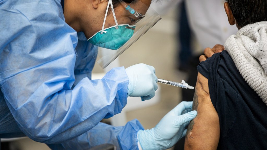  Dos mujeres j&oacute;venes se visten como abuelas para vacunarse contra la covid en Florida 