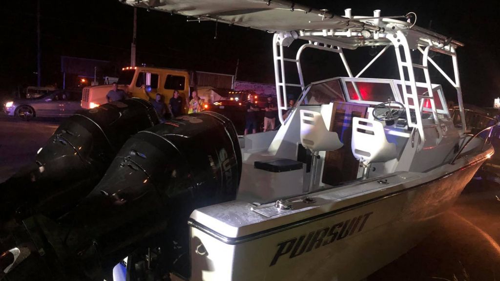  Video : Accidente de auto en Isabela deja un &ldquo;bote" en medio de la calle 