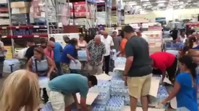 Video: "Full" el Sams de la Kennedy ante preparativos por posible huracÃ¡n Maria 