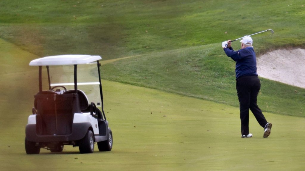  El hijo mayor de Trump se burla del traspi&eacute; de Biden con un v&iacute;deo en el que su padre 'lo derriba' con pelotas de golf 