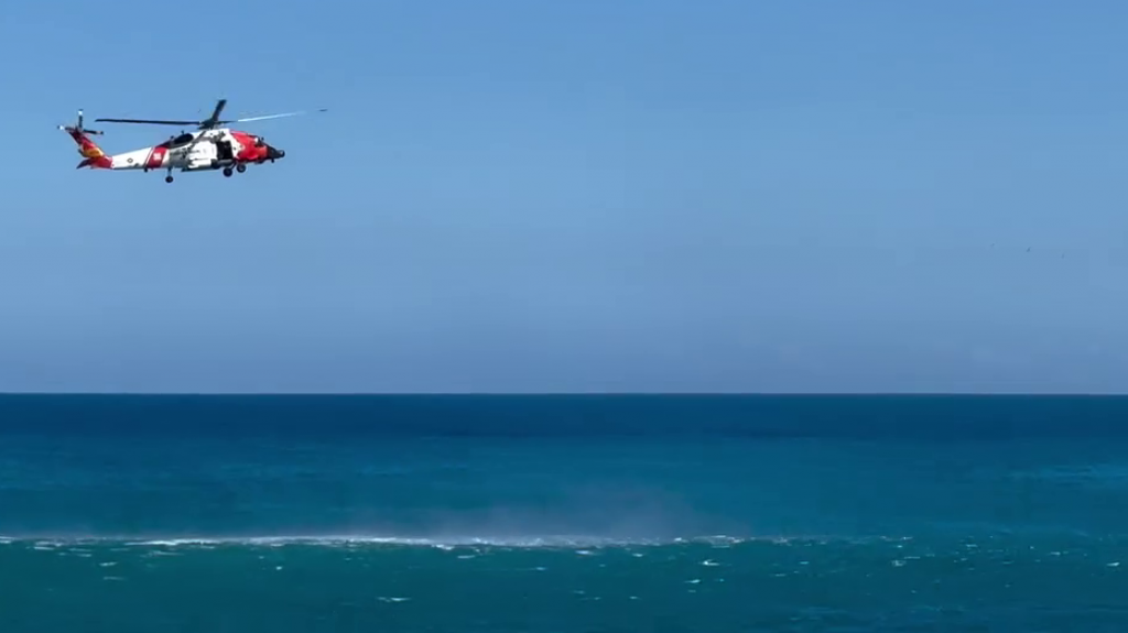  Video: Momentos en que la Guardia Costanera divisa el cuerpo de un hombre en Playa Montones de Isabela 