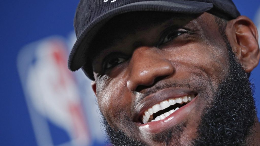  LeBron James asiste a partido de la Liga de Verano de los Lakers 