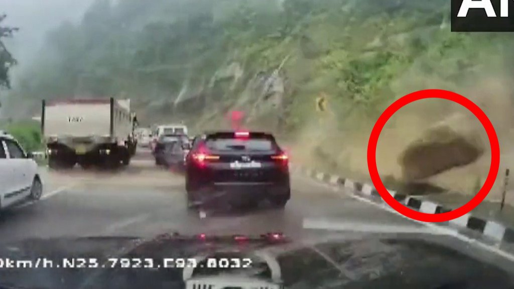  Video:Desprendimiento de rocas en India aplasta vehículos y deja dos muertos 