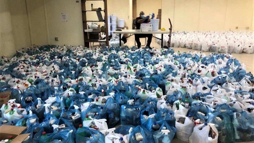  Barceloneta entrega paquetes de emergencia para sismos, huracanes y prevenci&oacute;n del Covid-19 a m&aacute;s de cuatro mil hogares 