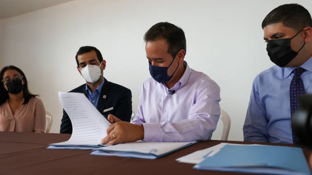  Alcalde de San Juan entrega t&iacute;tulos de propiedad a familias de Cantera que esperaron m&aacute;s de 30 a&ntilde;os y el municipio espera hacer lo mismo con otras 195 familias de la capital 