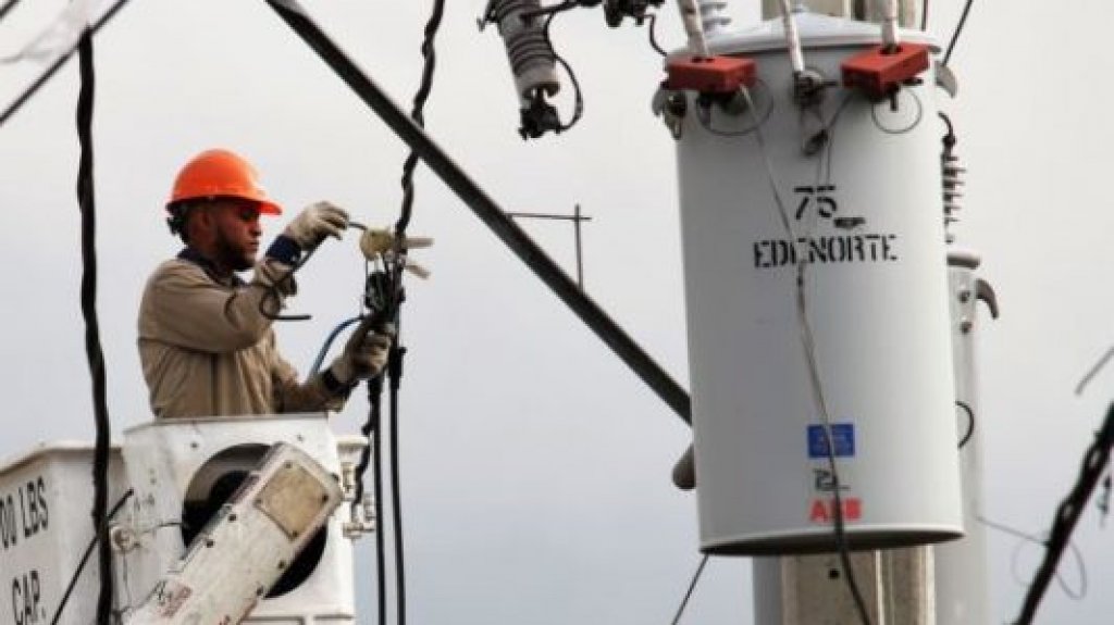  Fenómeno atmosférico deja a más de un millón de usuarios sin servicio eléctrico, mientras tres personas mueren, entre ellas una señora y su hijo 