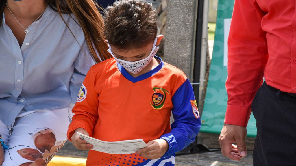  DE y DRD entregan becas deportivas a estudiantes del sistema p&uacute;blico 