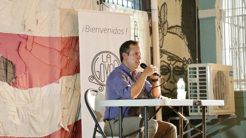 Miguel Romero participa en foro con residentes de la calle Lo&iacute;za 