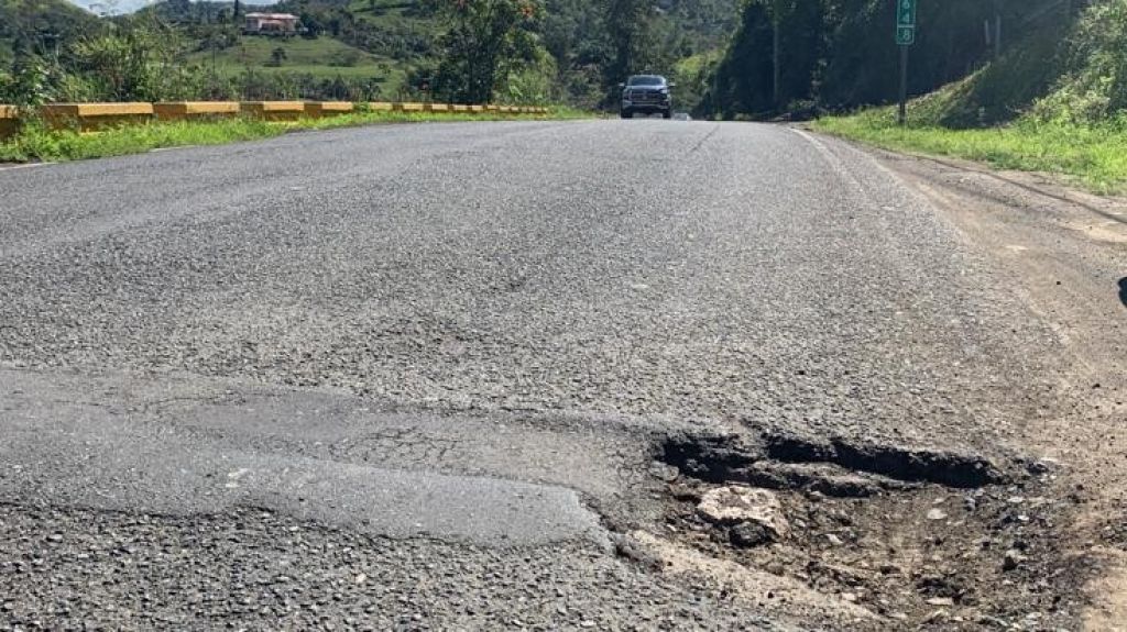  Aumentan accidentes vehiculares en Cayey por hoyos en las carreteras 