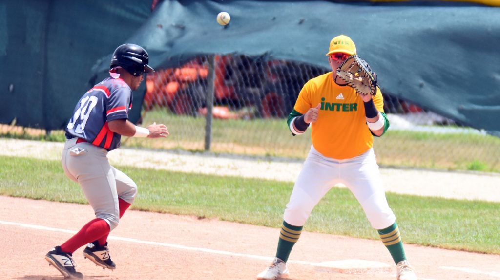  Se calienta el terreno en el b&eacute;isbol 