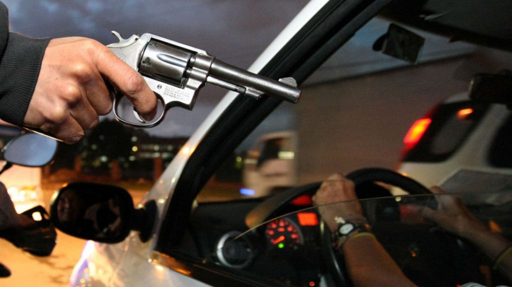  La chocan para hacerle carjacking en Toa Baja 